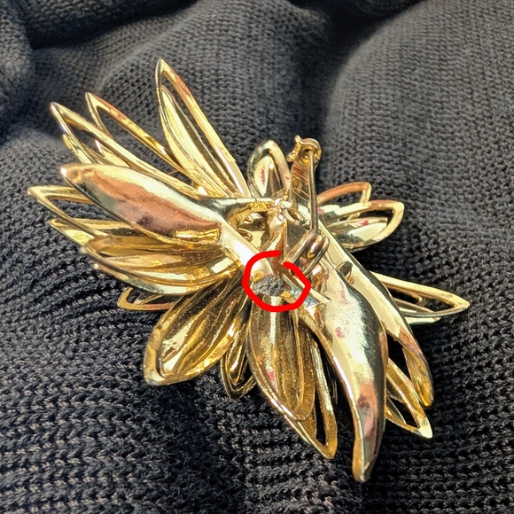 VTG Gold-Tone Black Gold Floral Chrysanthemum Aurora Borealis Rhinestone Brooch - Picture 6 of 6